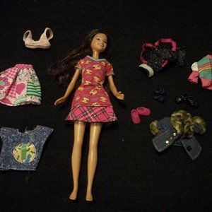 SKIPPER OR ANOTHER BARBIE SISTER OR FRIEND  PLUS CLOTHES 2001